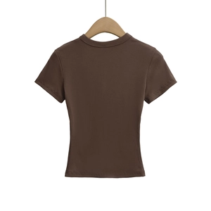 Détail du tissu en maille côtelée marron foncé sur un t-shirt cintré à manches courtes
