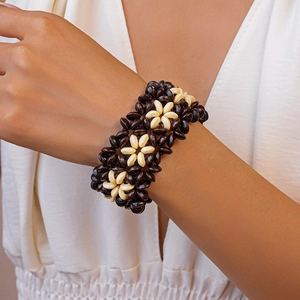Détail d'un bracelet de perles bohème fait main avec motif floral marron et crème