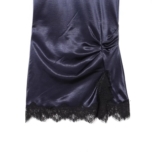 Mini robe chic en satin bleu nuit avec bordure en dentelle et fronces latérales
