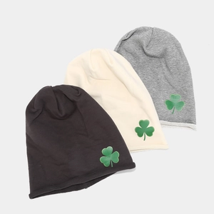 Tre berretti in maglia marrone, bianco e grigio con ricamo a quadrifoglio verde