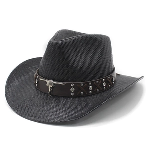 Chapeau de cowboy en paille noire avec emblème tête de taureau en argent et cuir