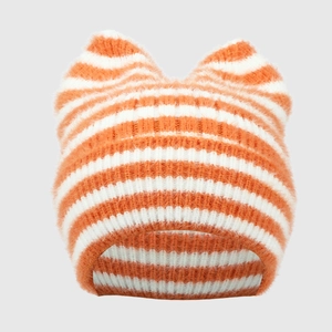 Details der weichen gestreiften Stricktextur und Katzenohren an der orange-weißen Wintermütze