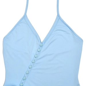 Détail de la robe bleu clair à col en V avec boutons recouverts de tissu et texture douce