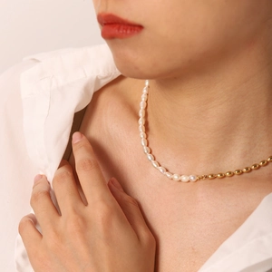 Ras de cou avec demi-perles d'eau douce et demi-perles en acier inoxydable plaqué or 18 carats