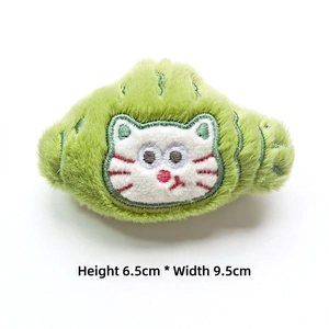 Broche chat en peluche, design chou, dimensions 6,5 cm de haut et 9,5 cm de large