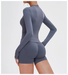 Detail des nahtlosen Rippstrick-Stoffs am dunkelblauen Yoga-Set mit Push-up-Naht