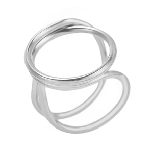 Dettaglio anello in acciaio inossidabile 304 argento con elegante design a doppio intreccio