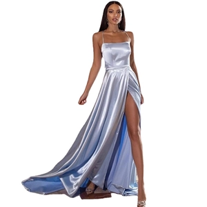 Elegante abito da sera in raso celeste con spalline sottili e sexy spacco alto sulla gamba