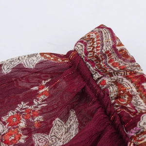 Détail de la taille élastique sur cette robe longue rouge à imprimé ethnique fleuri