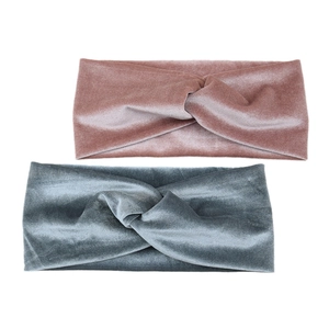 Two-pack twisted velvet headbands in pink and blue-grey for yoga and face washing