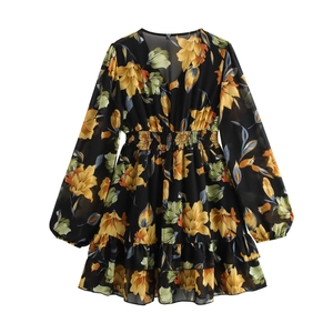 Abito in chiffon a fiori con scollo a V, maniche lunghe e orlo a balze su sfondo bianco