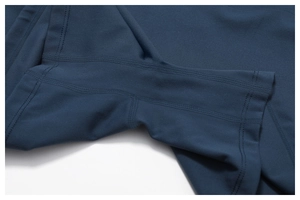 Gros plan des coutures plates renforcées sur le tissu bleu marine de l'ensemble de yoga