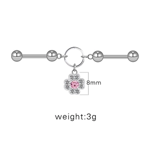 Detailansicht silbernes Industrial Piercing mit 8mm rosa Blumenanhänger und Kristallen