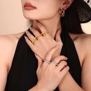 Double-layered snake ring in 18K gold plated titanium steel worn by a model