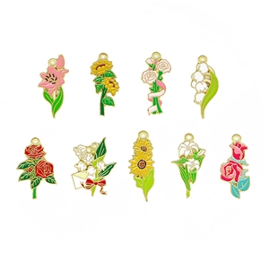 Set aus 9 Emaille-Anhängern mit Sonnenblumen- und Rosenmotiven und Goldrand