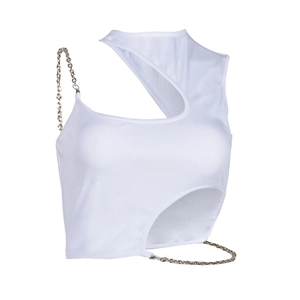 Nahaufnahme des weißen Rippstrick-Crop-Tops mit asymmetrischem Schnitt und Metallkette