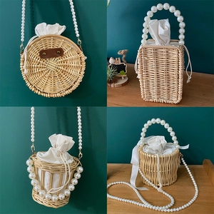 Handgemaakte Geweven Stro Crossbody Tas Rattan Handtas Met Kunstparelketting Hol Uitgesneden Trekkoord Zomervakantie Vrouwen