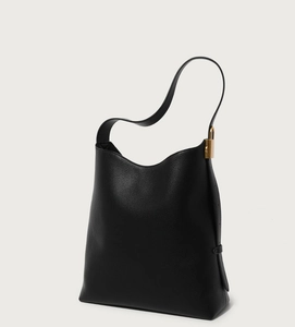 Detail der schwarzen Hobo-Tasche aus genarbtem Leder mit minimalistischem Goldverschluss