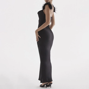 Robe longue noire ajustée avec bretelles en plumes élégantes et décolleté bénitier chic