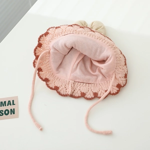 Rosa Baby-Strickmütze mit Bindebändern, süßen Öhrchen und brauner Wellenkante für Winter