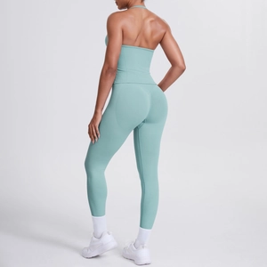 Detailansicht von minzgrünen Yoga-Leggings mit hoher Taille und Neckholder-Sport-Bra