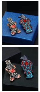 Macro détaillée de broches en émail d'aigle et de corbeau sur un coffret cadeau de luxe
