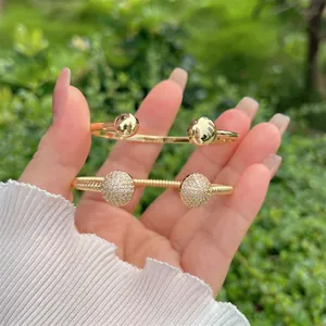 Bracciale Rigido Aperto Rame Placcato Oro 18K Zirconia Cubica Estremità A Sfera Pavé Trama Spirale Stile Minimalista