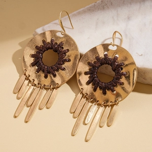 Détails de boucles d'oreilles bohèmes dorées avec tissage marron et longues franges