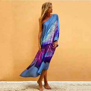 Detail eines One-Shoulder-Maxikleids aus Satin mit blauem Schmetterlingsdruck