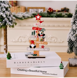 Détail de déco d'arbre de Noël en bois avec texte de vœux et figurine de gnome
