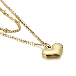 Schicke doppellagige goldene Herz-Halskette mit poliertem Finish und Perlenkette