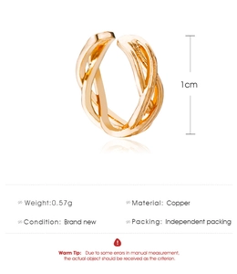Detalle macro del ear cuff de doble capa chapado en oro con dimensiones y detalles