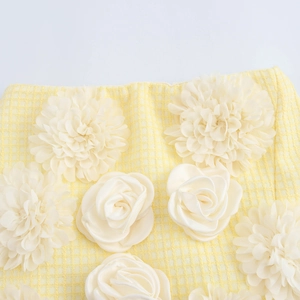 Elegante gonna in tweed giallo con applicazioni floreali 3D e trama classica