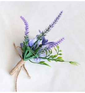 Dettaglio macro della boutonnière di lavanda artificiale con spago e clip di plastica