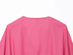 Détail du haut en lin fuchsia montrant le col arrière et la couture centrale verticale