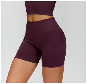 Gros plan sur le short de yoga sans couture violet foncé avec texture et détails respirants