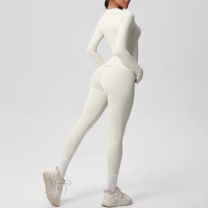 Vista laterale del set da yoga bianco crema con maglia a maniche lunghe e leggings
