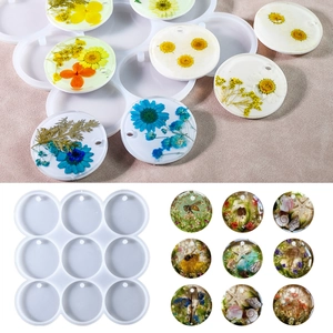 Vue macro du moule en silicone rond à 9 cavités pour pendentifs en résine et bijoux