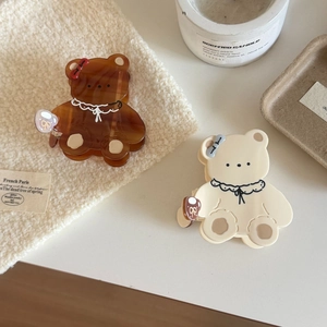 Pinces à cheveux ours crème et écaille avec nœuds délicats sur fond en peluche douce