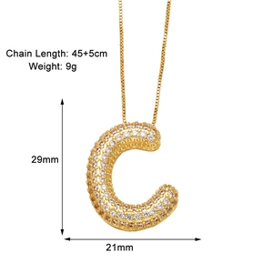 Vue détaillée du pendentif lettre C dorée avec zircons et dimensions précises du produit