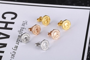 Détails des boucles d'oreilles arbre de vie embossées en or, argent et or rose
