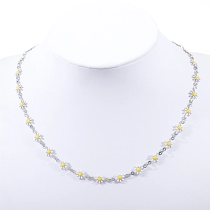 Detailed view of interconnected white daisy petals and 18K silver plated chain