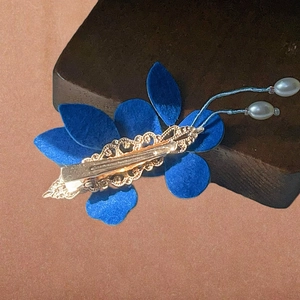 Fermaglio per capelli a fiore in velluto blu con filigrana dorata e perle