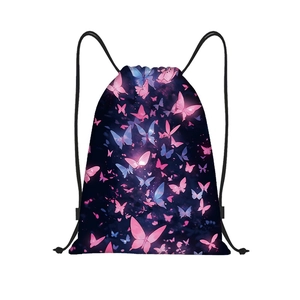 Detalle de la mochila de poliéster con cordón y estampados vibrantes de mariposas