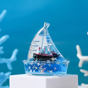 Décoration bouteille fluide créative avec navire miniature sur fond océan bleu