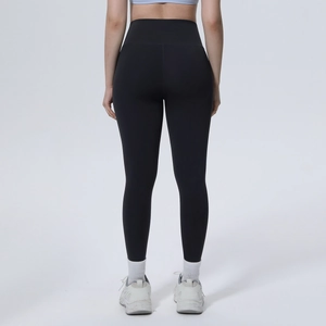 Rückansicht der schwarzen High-Waist Yoga-Hose mit nahtlosem Stoff und Shaping-Effekt