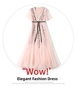 Détail de robe en tulle rose avec broderie florale et ruban de satin noir à la taille
