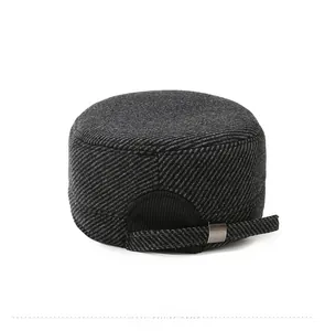 Vista trasera detallada de gorra de sarga gris con hebilla metálica ajustable y calidad