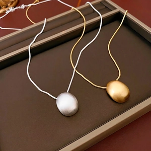 Collier À Pendentif Ovale Minimaliste En Cuivre Plaqué Or Véritable Mat Brossé Chaîne Longue Style Moderne Femmes