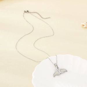 Détail du collier queue de sirène en argent avec pendentif nacre blanche et fermoir